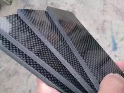 未來(lái)顛覆轎車(chē)的兩個(gè)技能就是，碳纖維新資料，智能化。